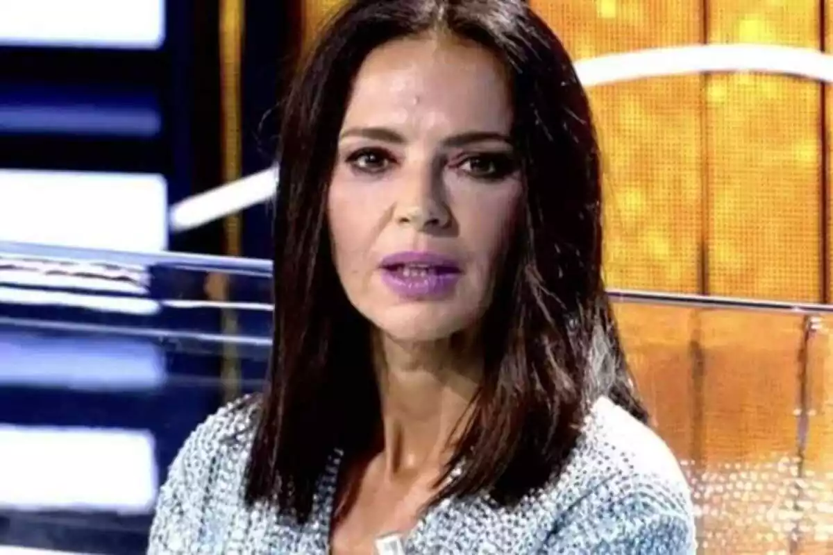 Plano corto de Olga Moreno con rostro serio sentada en un plató de Telecinco