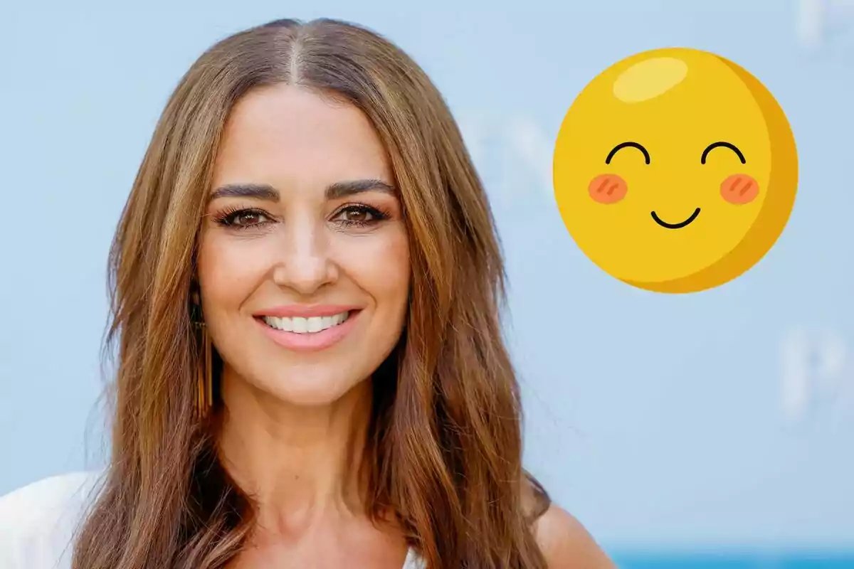 Paula Echevarría sonriendo con un emoji feliz al lado.