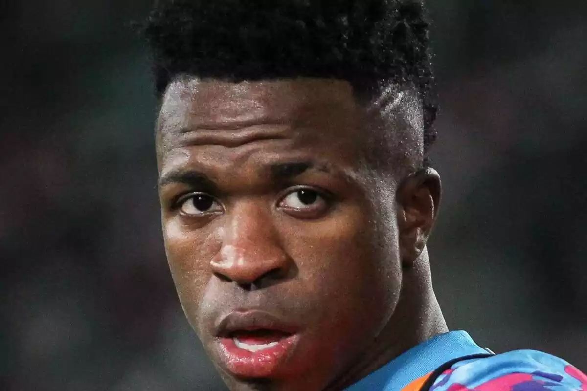 Primer plano de Vinícius Júnior mirando a cámara antes de un partido con el Real Madrid