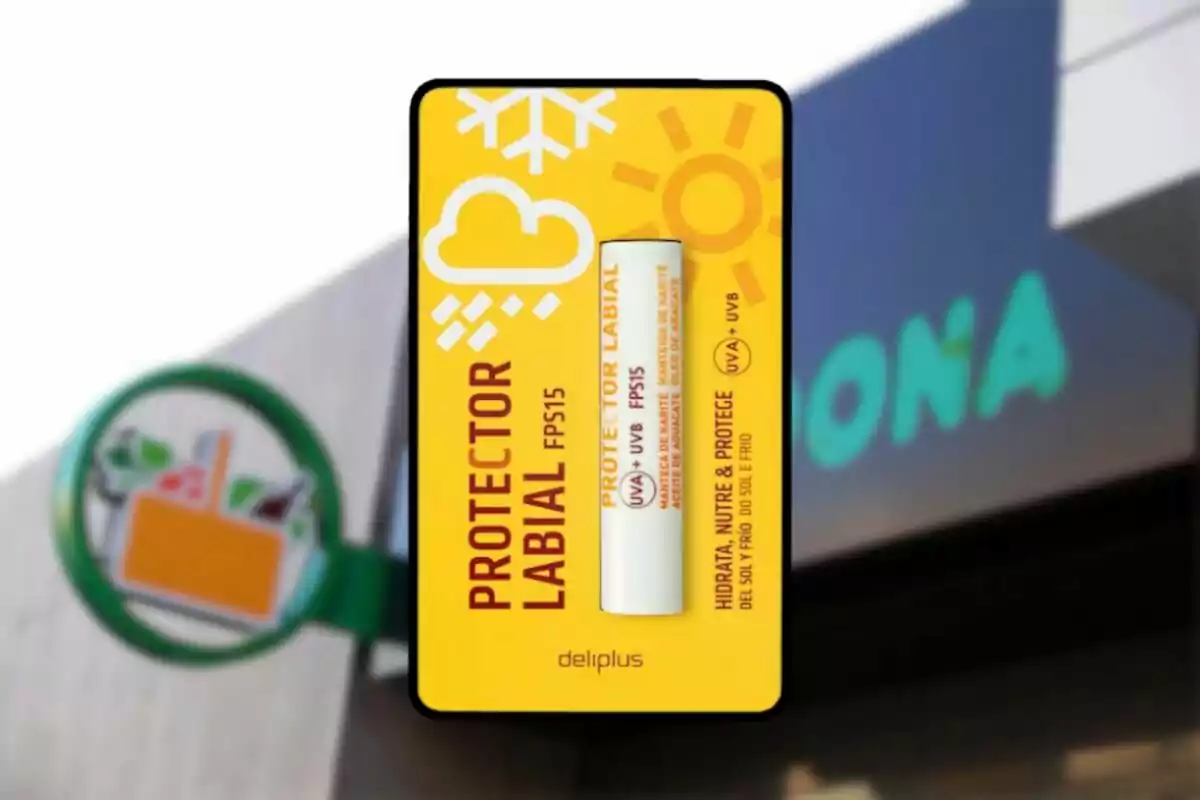 Protector labial FPS15 de la marca Deliplus frente a una tienda. Protector labial FPS15 de la marca Deliplus frente a una tienda.