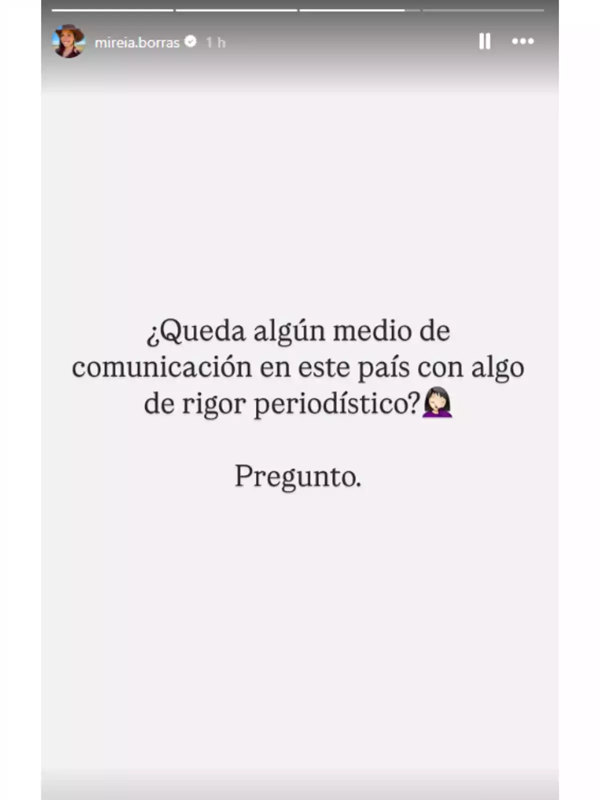 Fondo gris claro con texto en el centro que dice ¿Queda algún medio de comunicación en este país con algo de rigor periodístico? seguido de un emoji de persona encogiéndose de hombros y debajo la palabra Pregunto Fondo gris claro con texto en el centro que dice ¿Queda algún medio de comunicación en este país con algo de rigor periodístico? seguido de un emoji de persona encogiéndose de hombros y debajo la palabra Pregunto