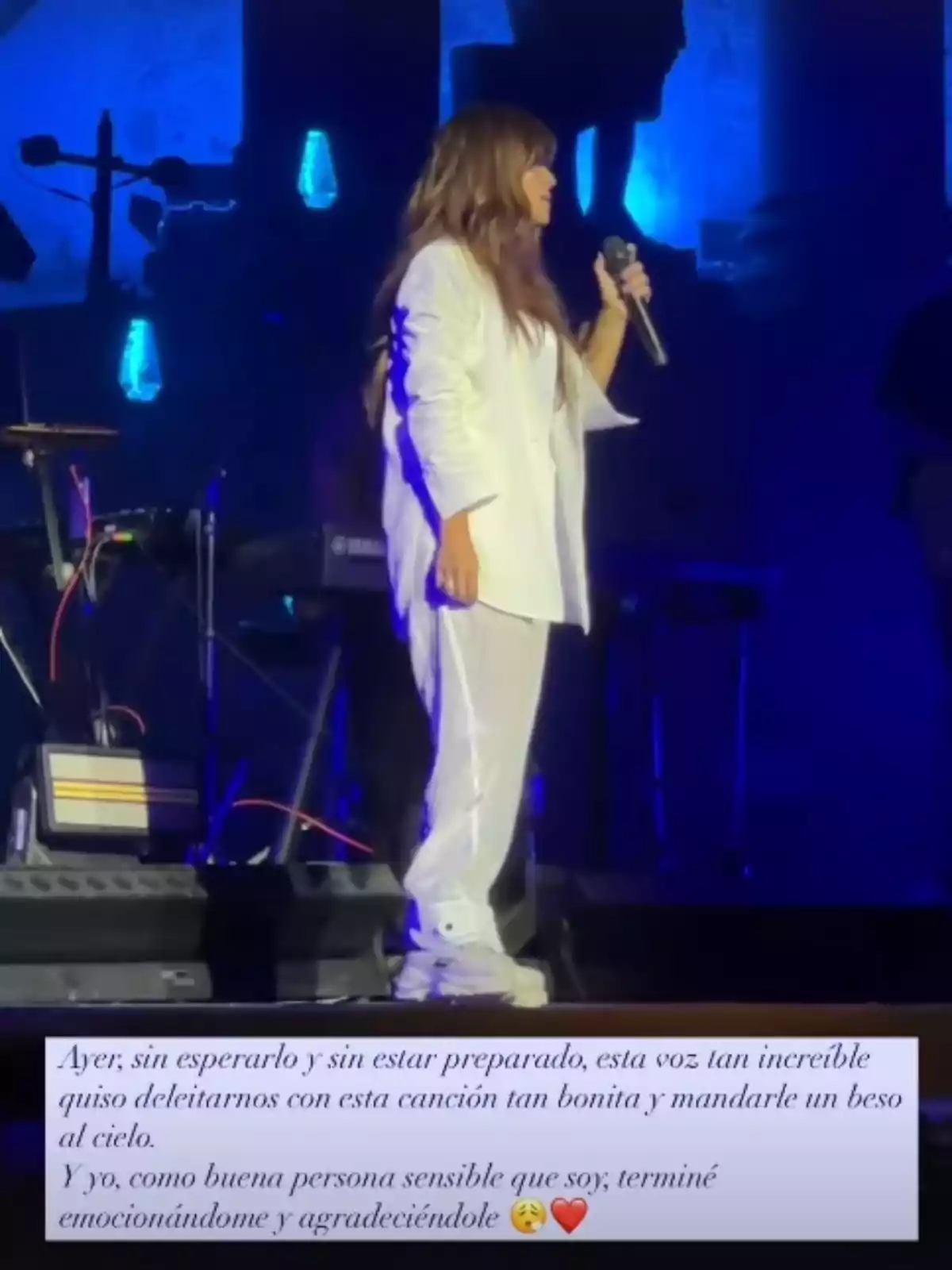 Story de Gloria Camila en el que se muestra a Vanesa Martín, vestida de blanco en un concierto, y le agradece haber homenajeado a su madre Story de Gloria Camila en el que se muestra a Vanesa Martín, vestida de blanco en un concierto, y le agradece haber homenajeado a su madre
