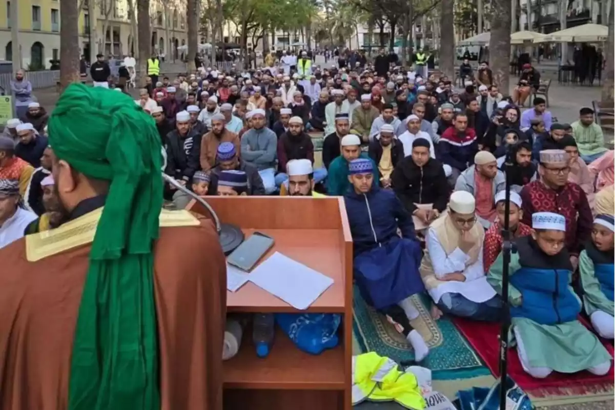 Los musulmanes salen a celebrar el Eid Al Fitr, fin del Ramadán, en Barcelona