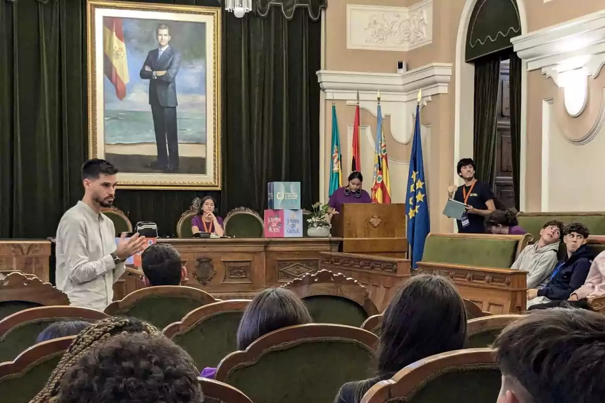 Plenari Jove, celebrado en el Salón de Plenos del Ayuntamiento