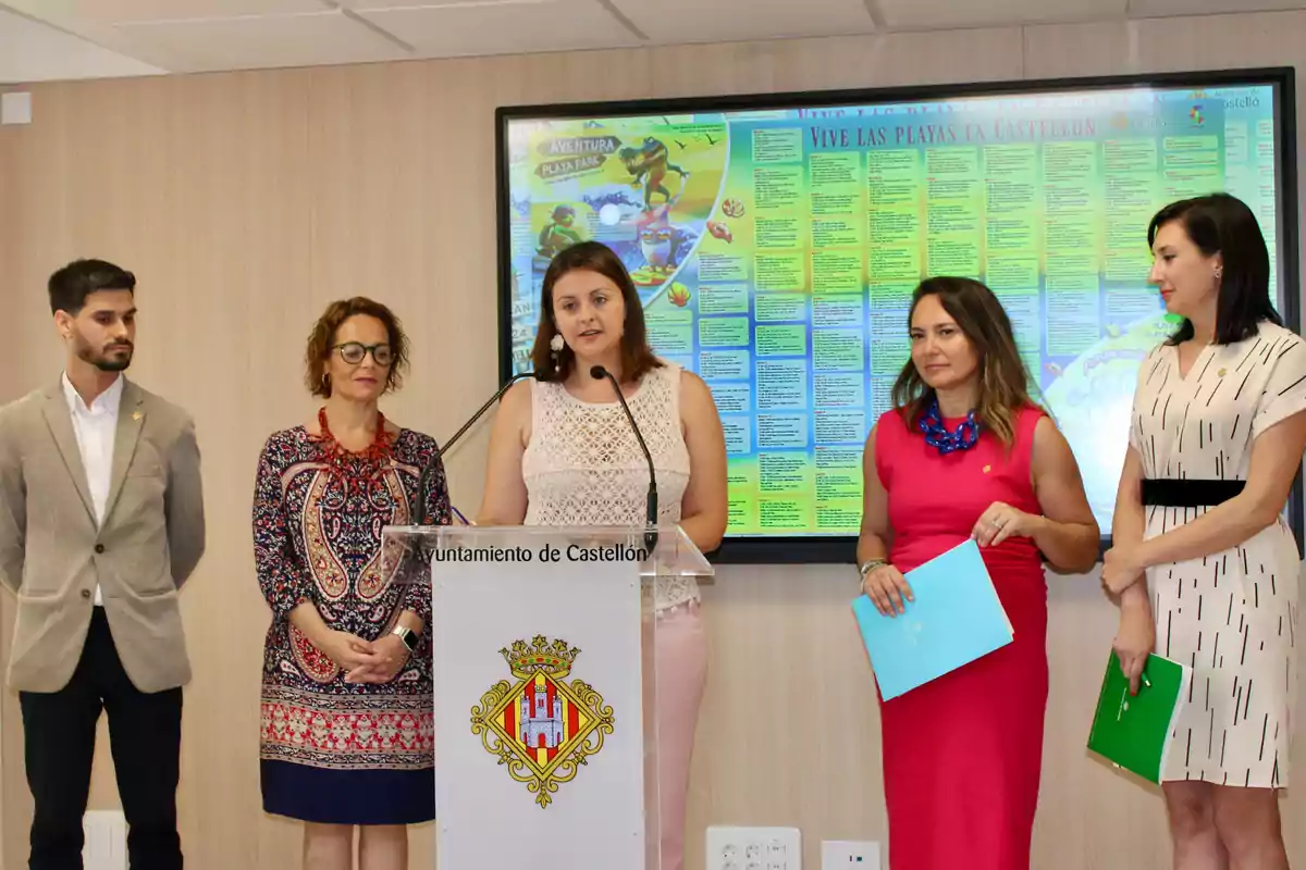 La concejala de Turismo, Arantxa Miralles, junto a otros representantes municipales