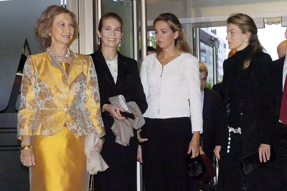Letizia Ortiz and the Infantas Elena and Cristina de Borbón, all accompanied by Queen Emeritus Sofía, at a concert for Alzheimer's that took place in 2006 Letizia Ortiz and the Infantas Elena and Cristina de Borbón, all accompanied by Queen Emeritus Sofía, at a concert for Alzheimer's that took place in 2006