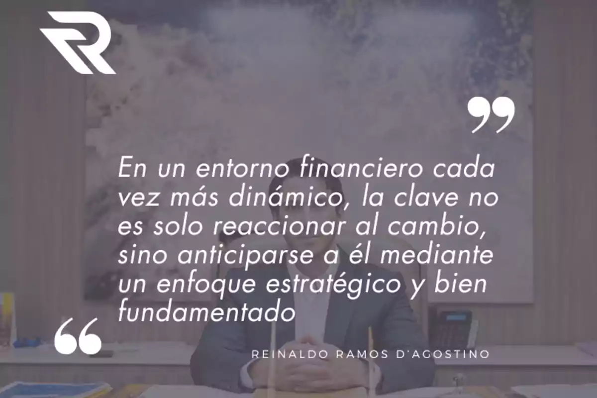 Cita sobre la importancia de anticiparse al cambio en el entorno financiero con un enfoque estratégico, atribuida a Reinaldo Ramos D'Agostino, con un logotipo en la esquina superior izquierda.