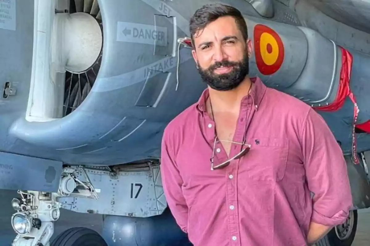 Coco Robatto, diputado de Vox, posando delante de un avión del ejército del aire