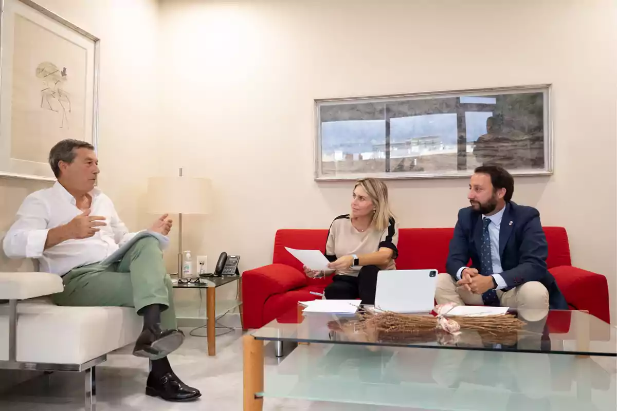 La presidenta de la Diputación Provincial de Castellón, Marta Barrachina, reunida con el conseller de Sanidad, Marciano Gómez