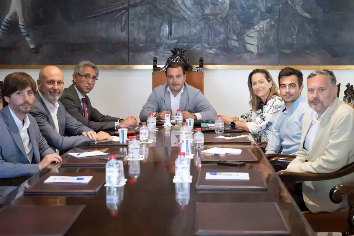 El vicepresidente y responsable del área Turística, Andrés Martínez, durante la reunión
