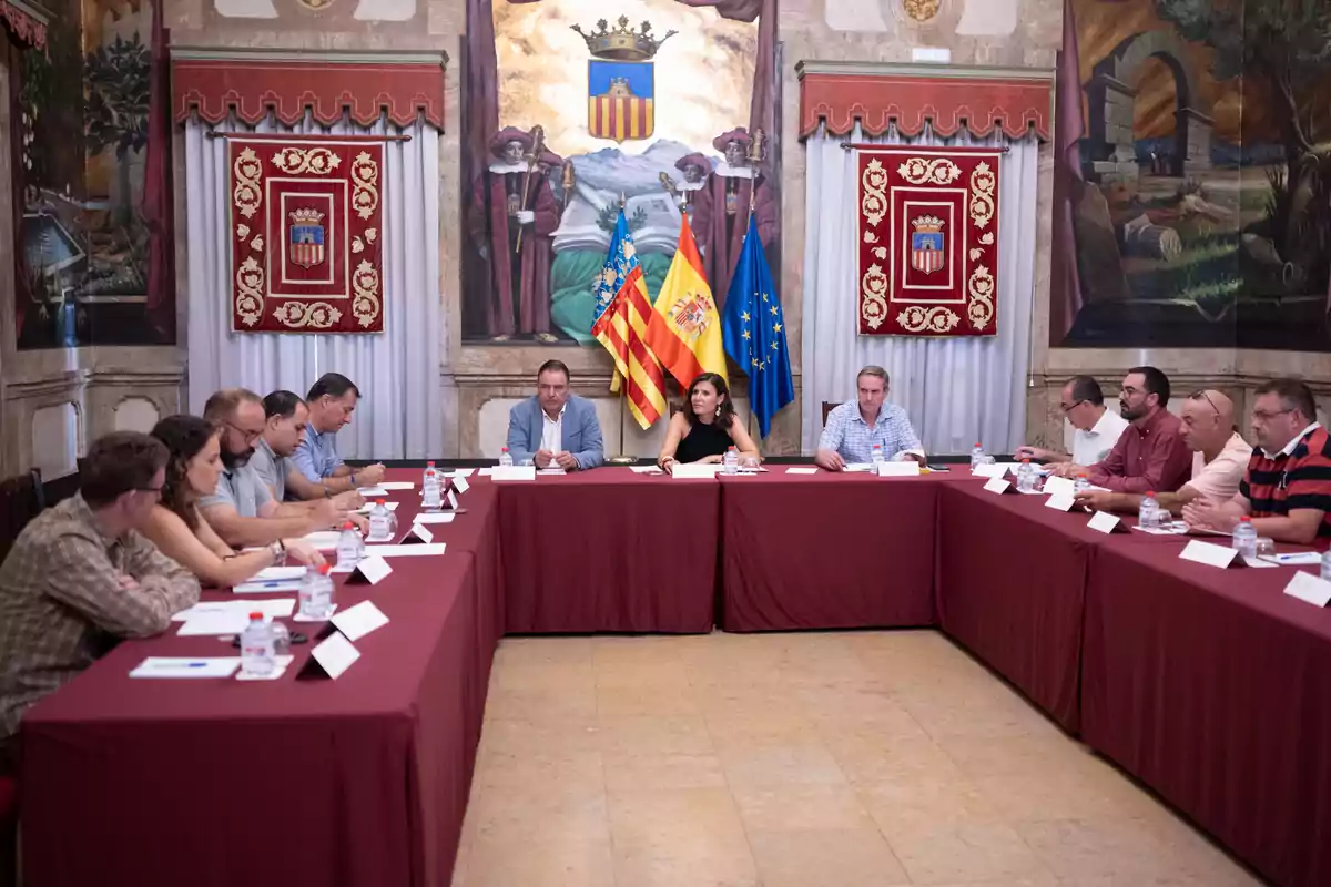 María Ángeles Pallarés reunida con ganaderos y alcaldes de la comarca de Els Ports