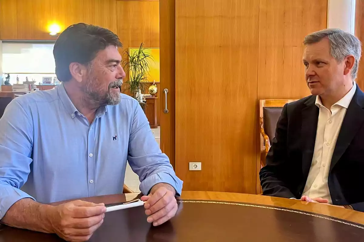 El alcalde de Alicante, Luis Barcala, y el presidente de Mercasa, José Miñones