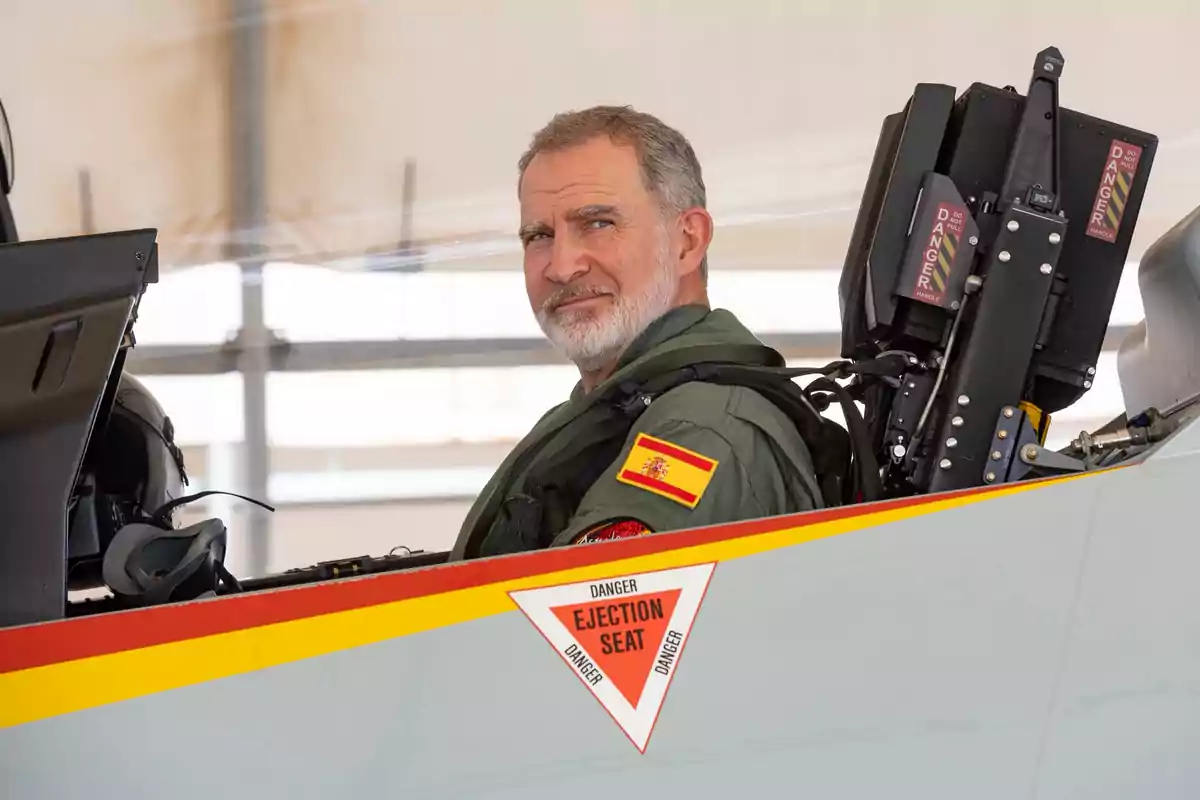 Felipe VI con uniforme militar y parche de la bandera de España sentado en la cabina de un avión de combate Felipe VI con uniforme militar y parche de la bandera de España sentado en la cabina de un avión de combate