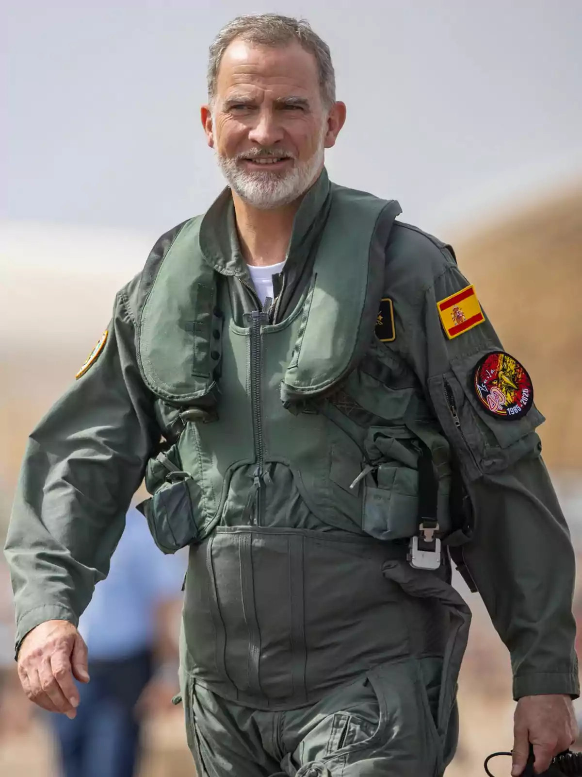 Felipe VI vistiendo un uniforme de piloto militar verde con parches de España y una insignia en la manga Felipe VI vistiendo un uniforme de piloto militar verde con parches de España y una insignia en la manga