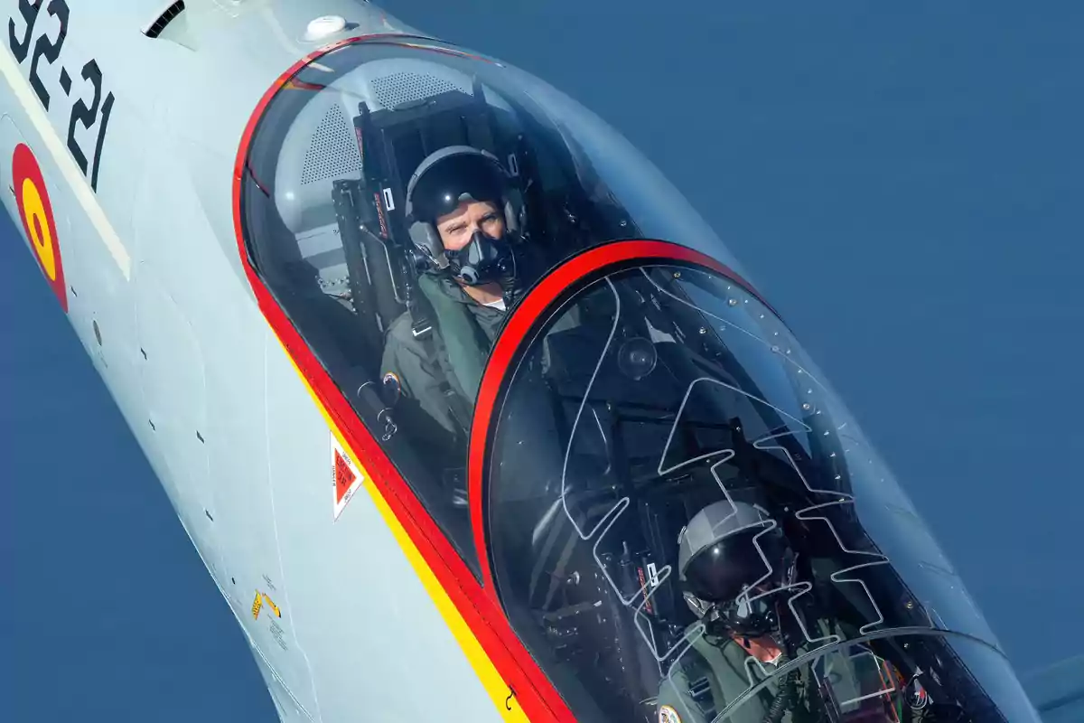 Felipe VI con casco y mascarilla dentro de la cabina de un avión militar en vuelo Felipe VI con casco y mascarilla dentro de la cabina de un avión militar en vuelo