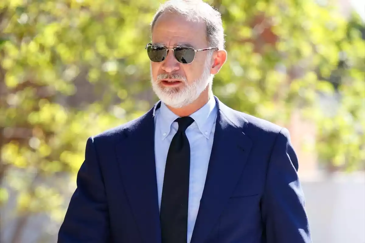 El rey Felipe VI, con traje azul marino, corbata negra y gafas de sol, luce semblante serio acudiendo al último adiós de Juan Gómez-Acebo El rey Felipe VI, con traje azul marino, corbata negra y gafas de sol, luce semblante serio acudiendo al último adiós de Juan Gómez-Acebo