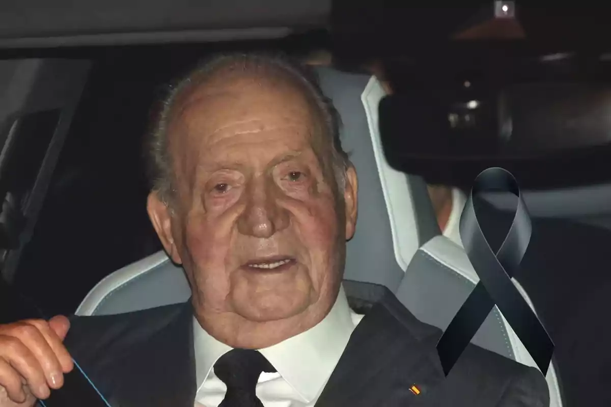 Montaje con Juan Carlos I, vestido de traje de chaqueta negro, con un crespón negro