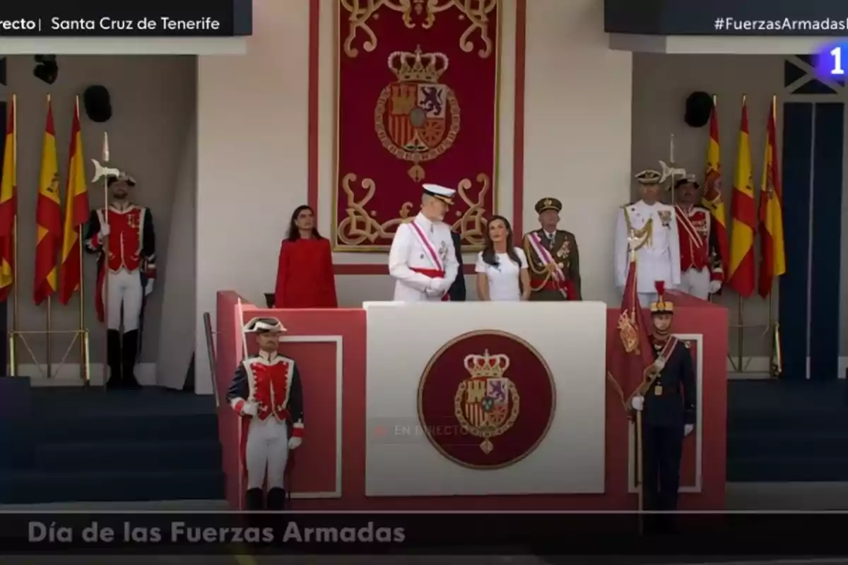 Los reyes Felipe y Letizia en la tribuna presidiendo el Día de las Fuerzas Armadas 2025 Los reyes Felipe y Letizia en la tribuna presidiendo el Día de las Fuerzas Armadas 2025