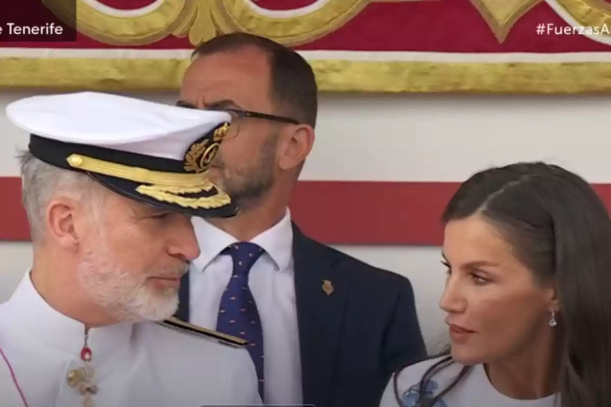 El rey Felipe, con uniforme blanco, hablando con la reina Letizia en el Día de las Fuerzas Armadas 2025 El rey Felipe, con uniforme blanco, hablando con la reina Letizia en el Día de las Fuerzas Armadas 2025