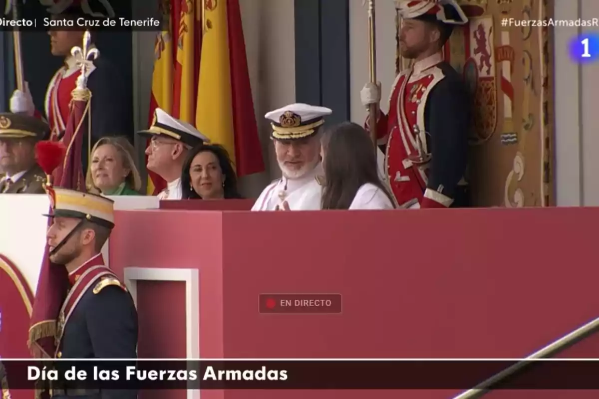 El rey Felipe VI, ataviado con uniforme militar blanco, escucha a la reina Letizia, de espaldas, durante los actos del Día de las Fuerzas Armadas 2025 El rey Felipe VI, ataviado con uniforme militar blanco, escucha a la reina Letizia, de espaldas, durante los actos del Día de las Fuerzas Armadas 2025