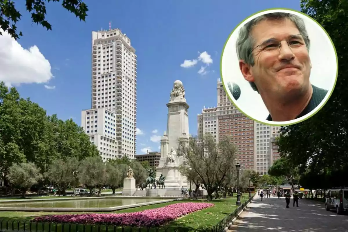 Una imagen de la Plaza de España en Madrid con un edificio alto y un monumento en el centro, y un recuadro con la foto de un hombre sonriente en la esquina superior derecha.