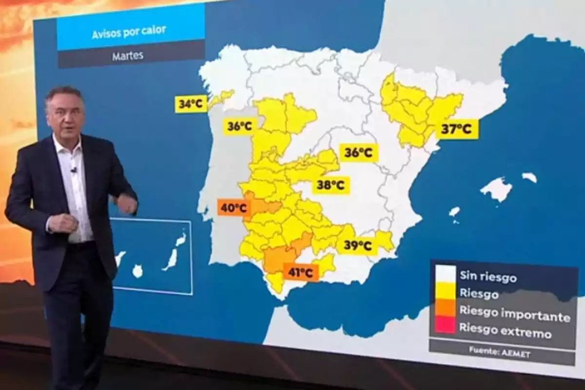 Roberto Brasero mostrando un mapa de España con alertas por altas temperaturas y varias zonas en colores amarillo, naranja y rojo indicando diferentes niveles de riesgo por calor para el martes, 17 de junio de 2025. Roberto Brasero mostrando un mapa de España con alertas por altas temperaturas y varias zonas en colores amarillo, naranja y rojo indicando diferentes niveles de riesgo por calor para el martes, 17 de junio de 2025.
