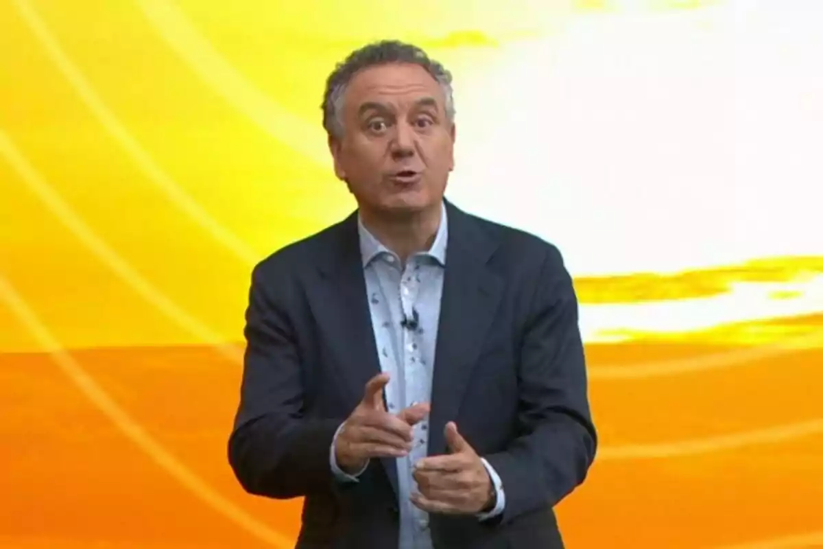Roberto Brasero con el cabello corto y canoso con saco oscuro y camisa clara gesticulando frente a un fondo amarillo brillante. Roberto Brasero con el cabello corto y canoso con saco oscuro y camisa clara gesticulando frente a un fondo amarillo brillante.