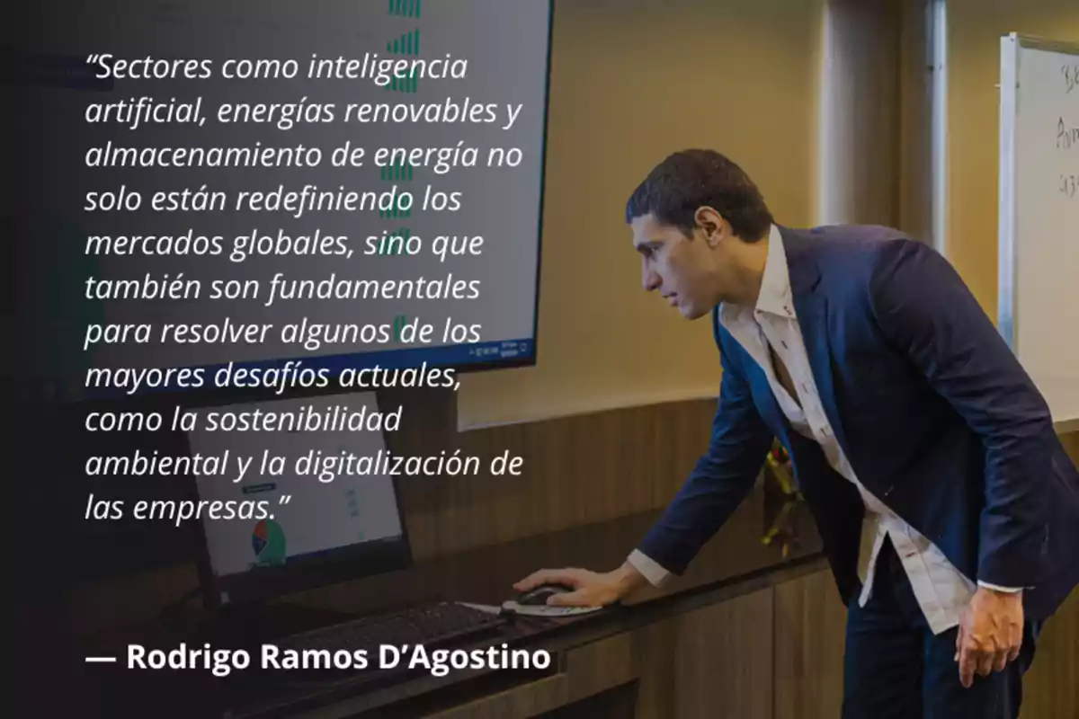 Un hombre de pie junto a una pantalla grande, observando gráficos y datos, con una cita sobre la importancia de sectores como la inteligencia artificial y las energías renovables en la sostenibilidad y digitalización empresarial.