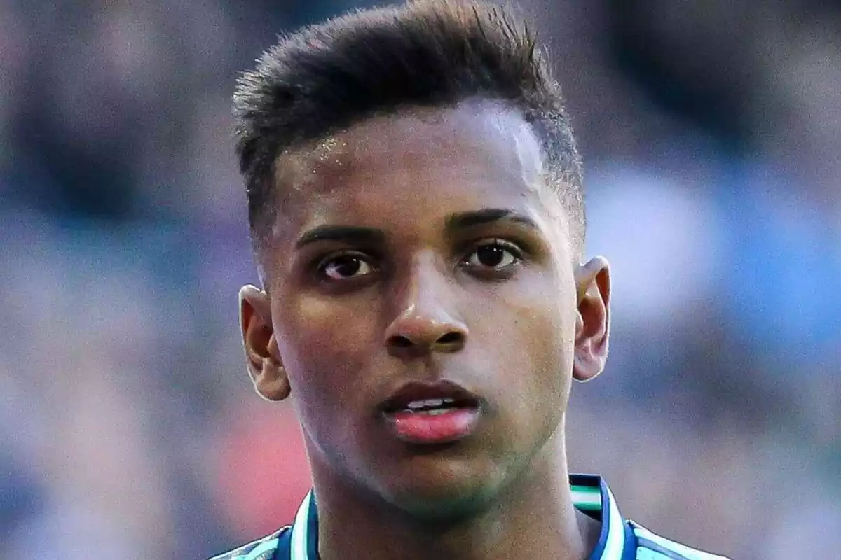 Primer plano de Rodrygo Goes mirando a cámara y muy serio