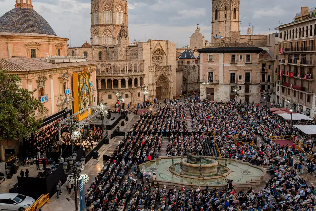 El concierto reunió a más de 3.500 personas que llenaron un año más la plaza de la Mare de Déu