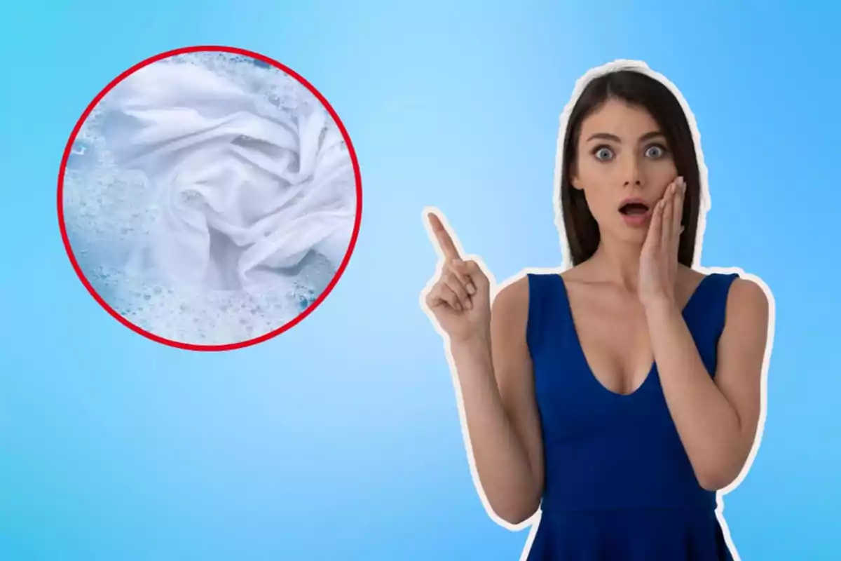 Una mujer con expresión de sorpresa señala una imagen circular de ropa blanca en agua con jabón.