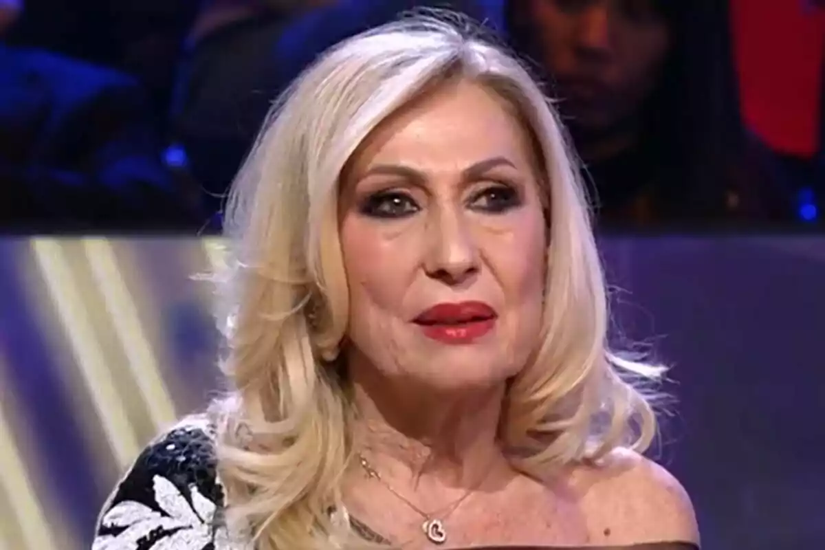 Rosa Benito de cabello rubio y maquillaje elegante en el plató de De Viernes. Rosa Benito de cabello rubio y maquillaje elegante en el plató de De Viernes.