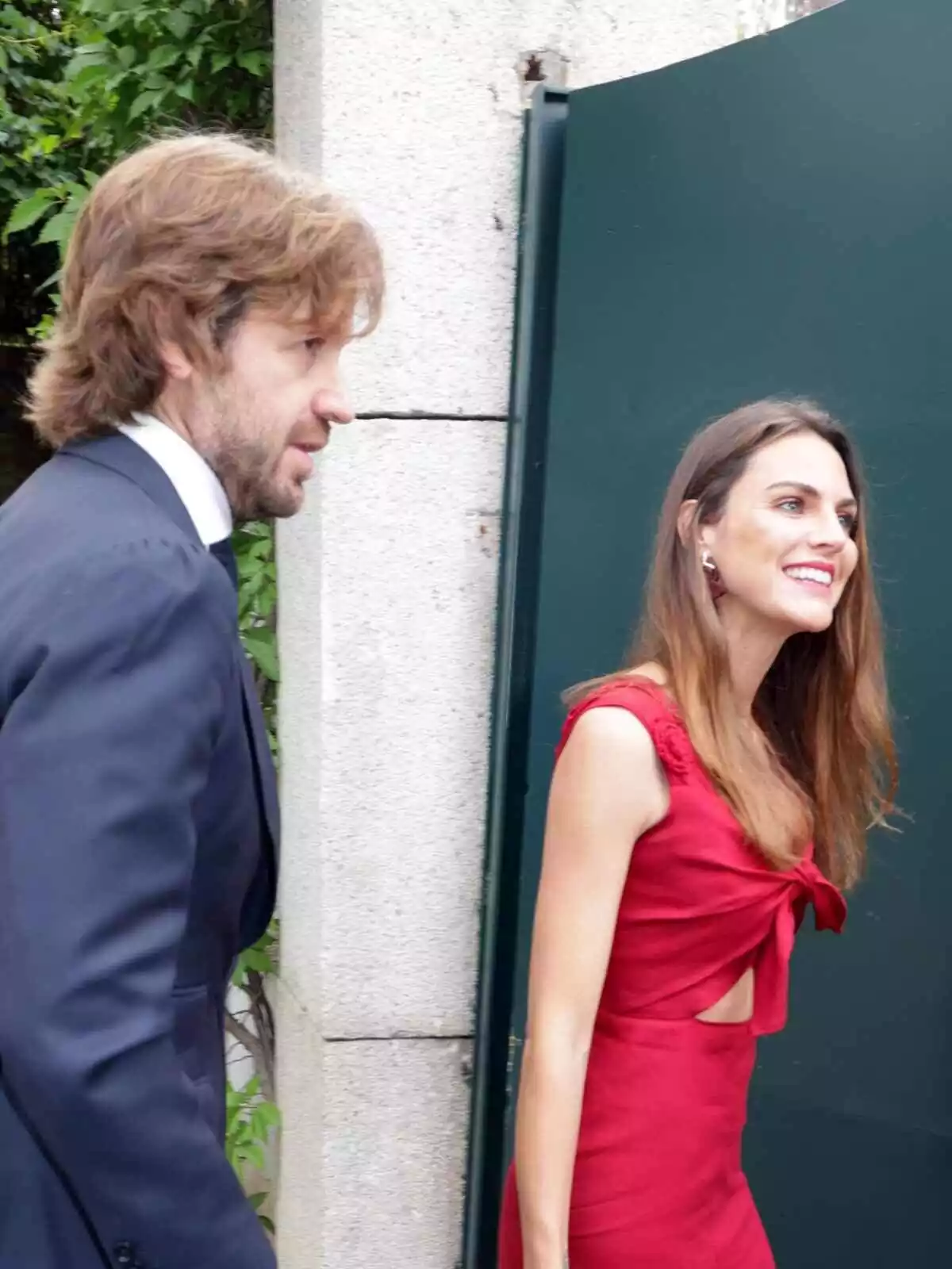 Rosauro Varo en traje y Amaia Salamanca con un vestido rojo y un lazo delante