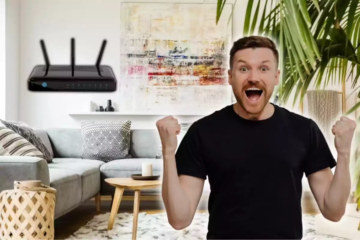 Hombre emocionado con un router en una sala moderna con sofá gris, cojines decorativos, mesa de centro de madera y planta verde.