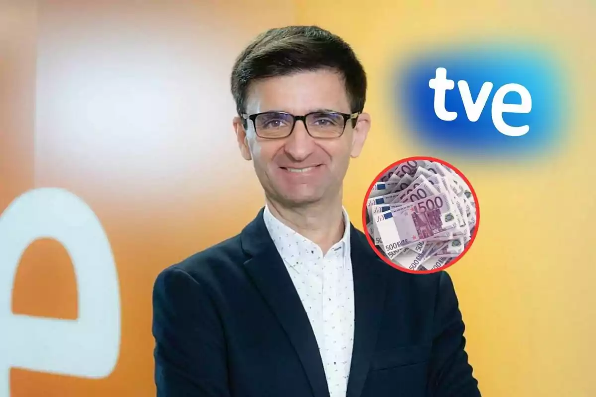 Hombre con gafas y chaqueta oscura sonríe frente a un fondo naranja con el logo de tve y un círculo con billetes de euro.