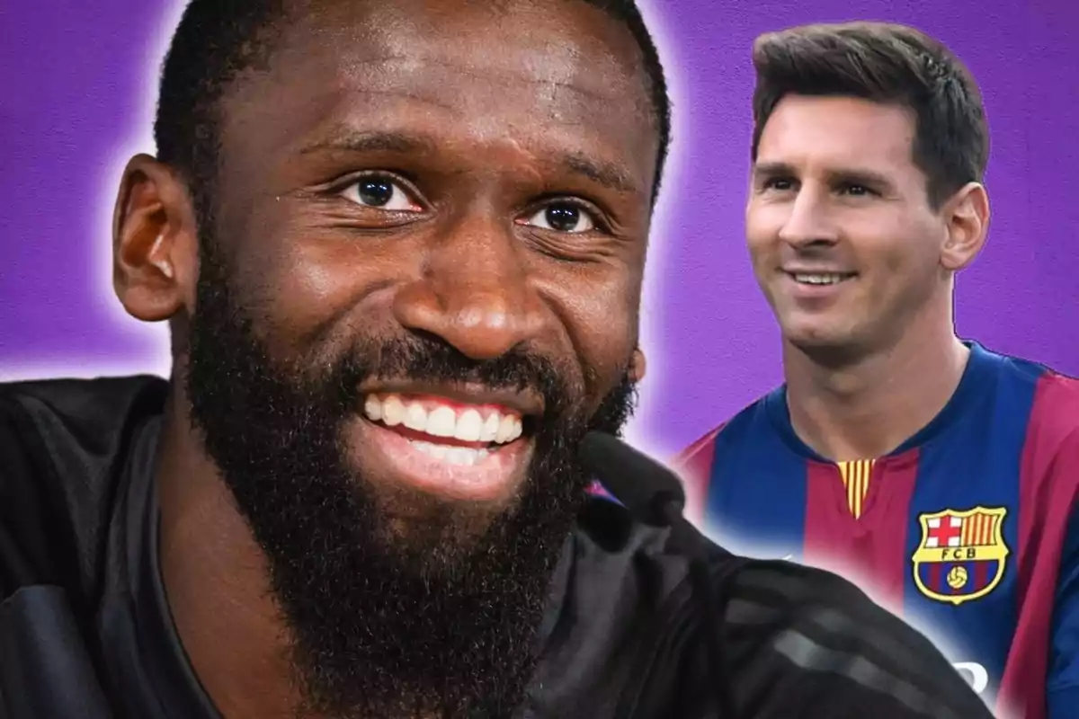 Dos hombres sonrientes, uno con barba y otro con camiseta de fútbol del FC Barcelona, sobre un fondo morado.