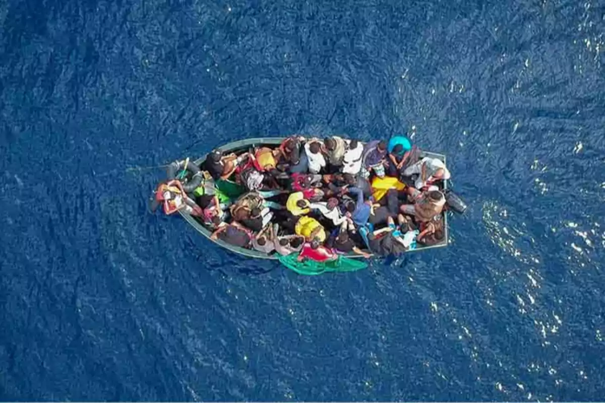 A boat full of people in the middle of the ocean.