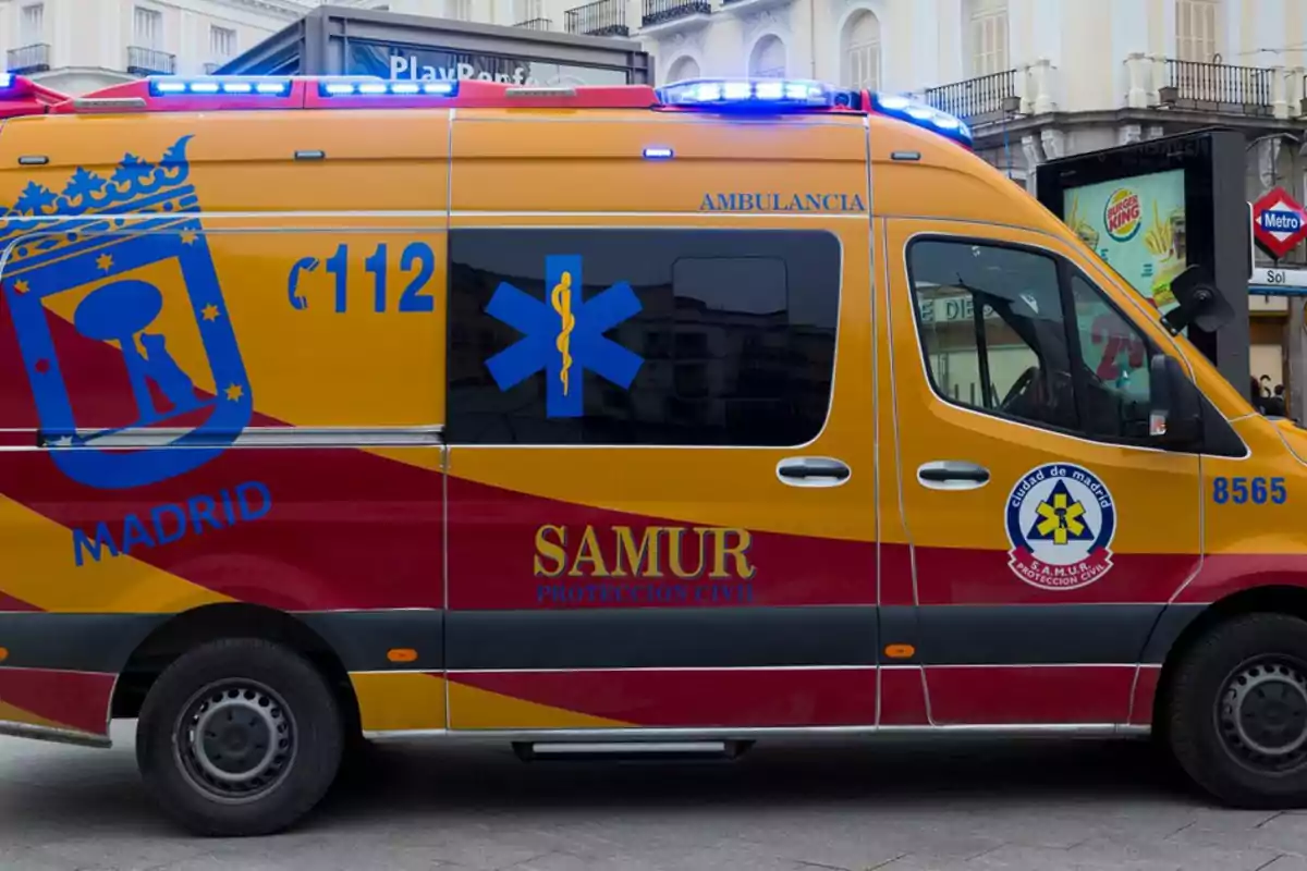 Una ambulancia del SAMUR de Madrid estacionada en una calle con luces de emergencia encendidas.