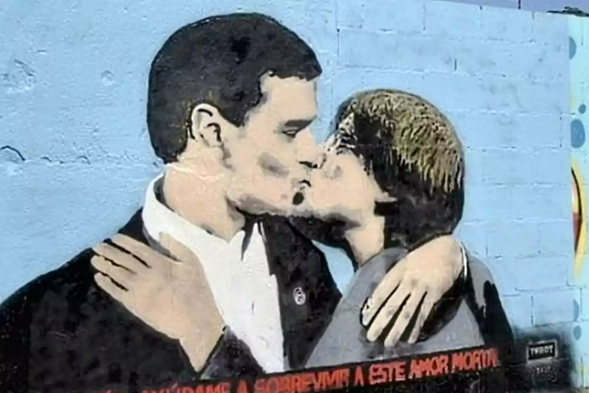 Sánchez y Puigdemont se besan apasionadamente en un mural en plenacalle