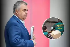 Un hombre de traje azul sostiene documentos mientras camina, con un fondo de color rosa y gris; en un recuadro, agentes de la Guardia Civil llevan una caja.