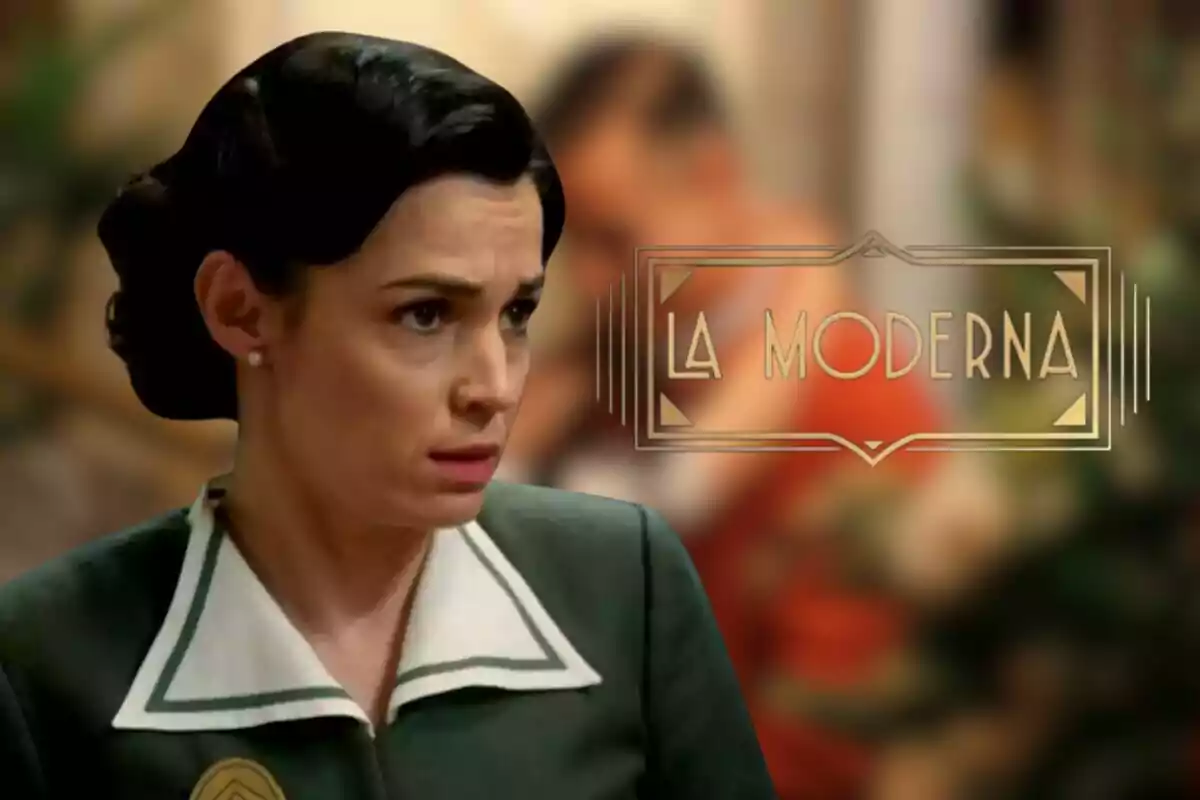 Sara Rivero with a serious expression dressed in a green uniform with an out-of-focus background and the text "La Moderna" next to her.