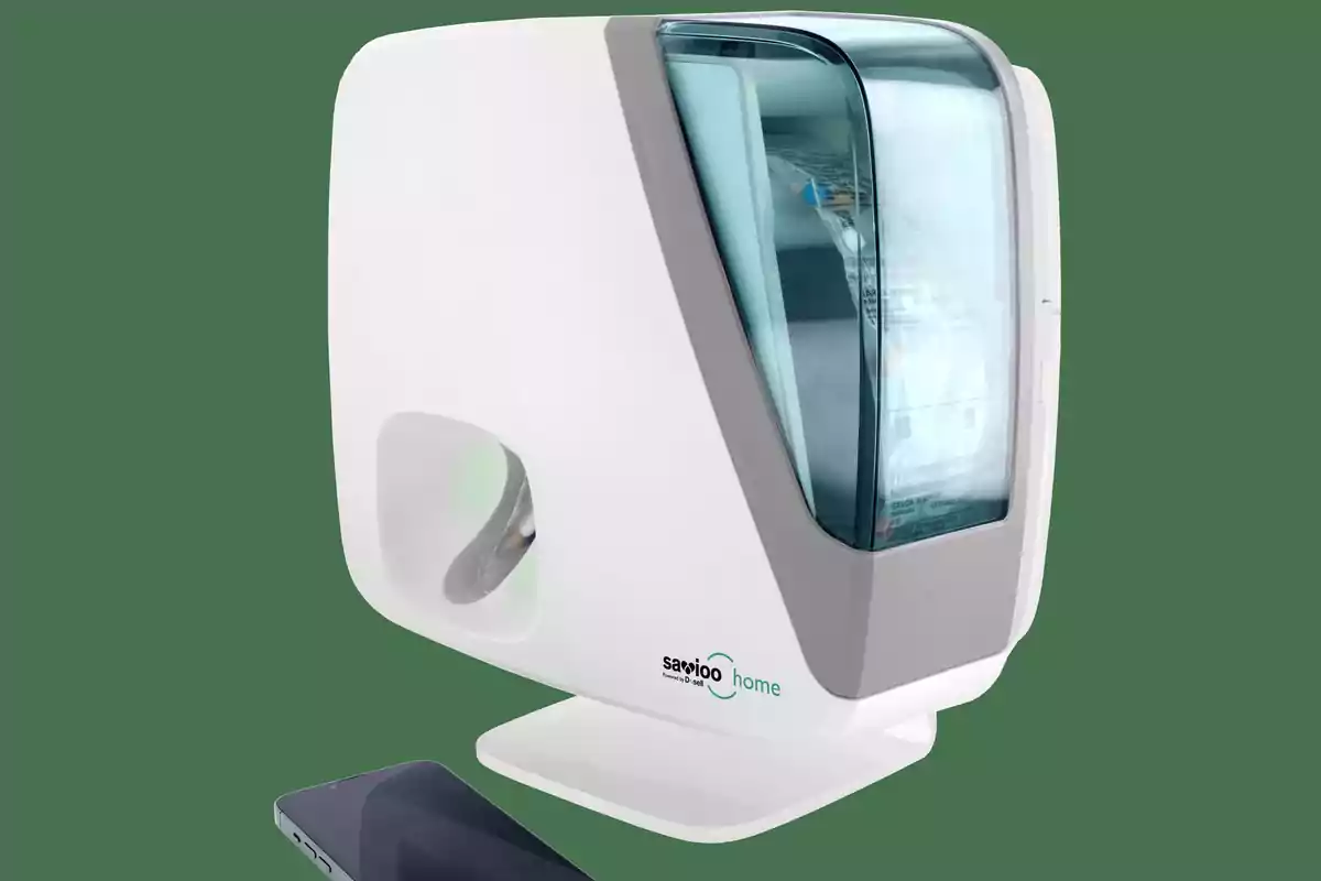 Un dispositivo blanco con un diseño moderno y una pantalla transparente en la parte frontal, acompañado de un teléfono móvil en la parte inferior.