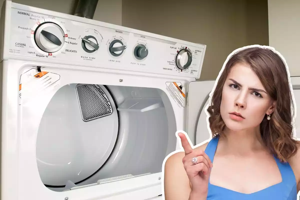 Una secadora abierta de fondo, con una imagen de una mujer con gesto de reproche en primer plano
