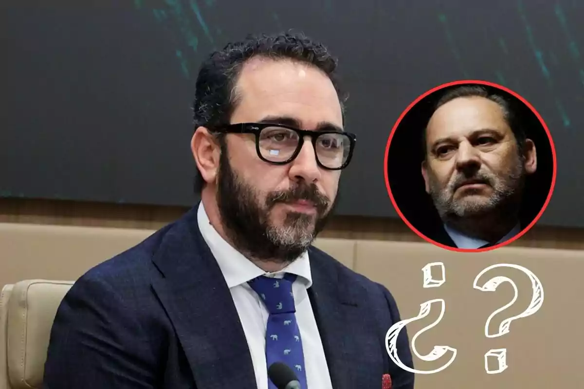 Hombre con gafas y barba en una conferencia con un círculo rojo que muestra a otro hombre y signos de interrogación en la esquina.