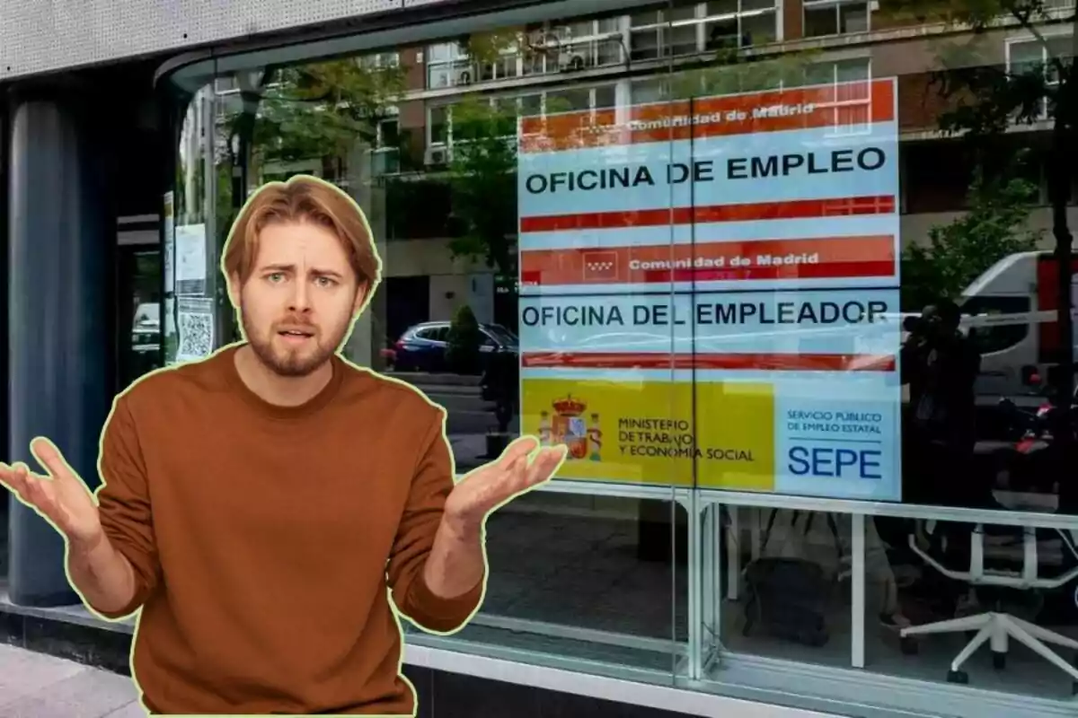 Un hombre con expresión de confusión frente a una oficina de empleo en Madrid.