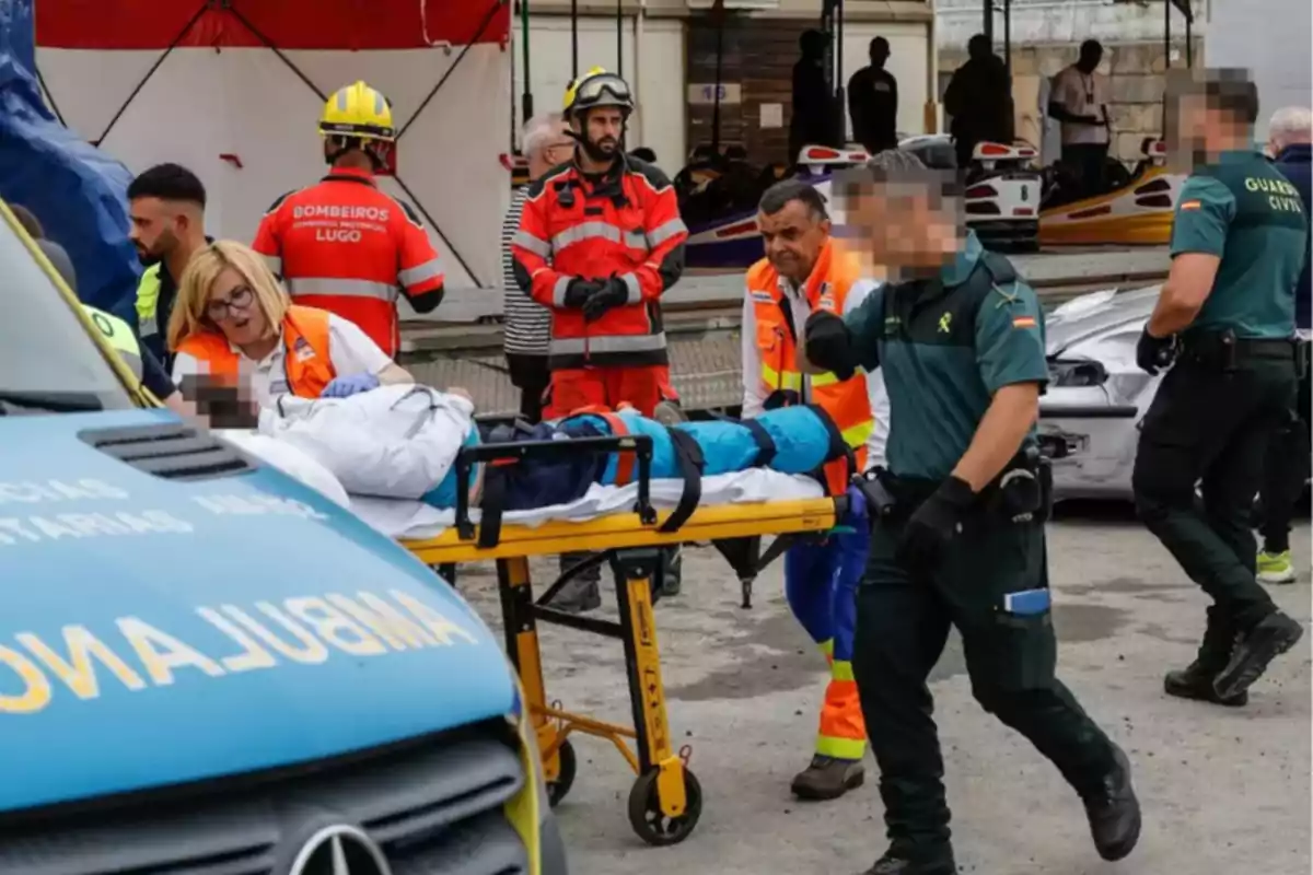 Personal de emergencias y guardia civil atienden a una persona herida en una camilla junto a una ambulancia en un entorno urbano Personal de emergencias y guardia civil atienden a una persona herida en una camilla junto a una ambulancia en un entorno urbano