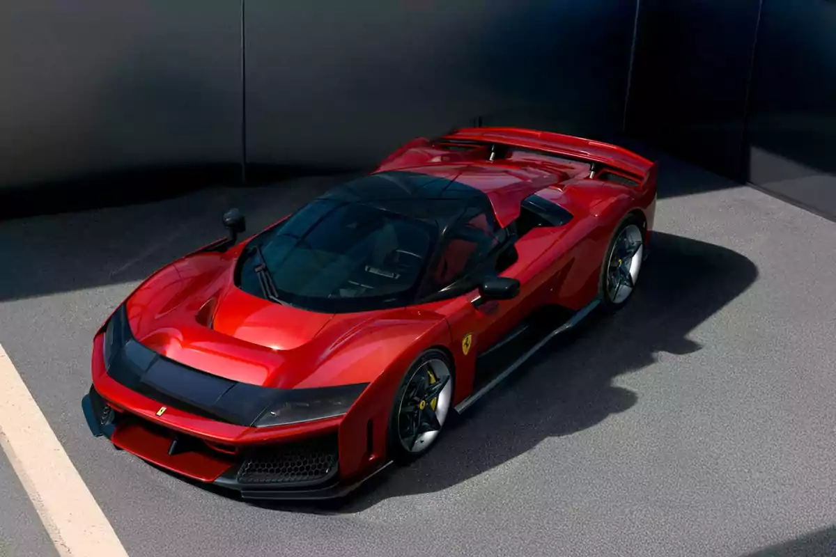 Coche deportivo rojo estacionado en un área pavimentada.