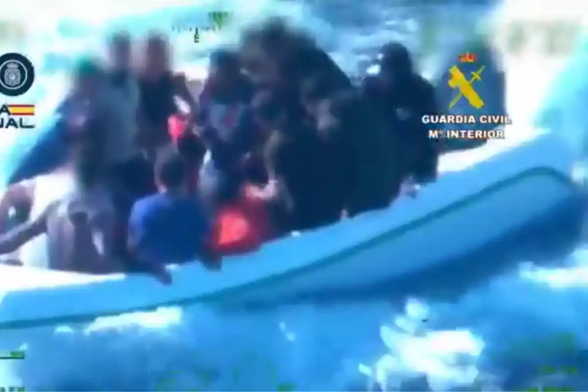 Varias personas viajan en una lancha inflable sobre el mar escoltados por la Guardia Civil Varias personas viajan en una lancha inflable sobre el mar escoltados por la Guardia Civil