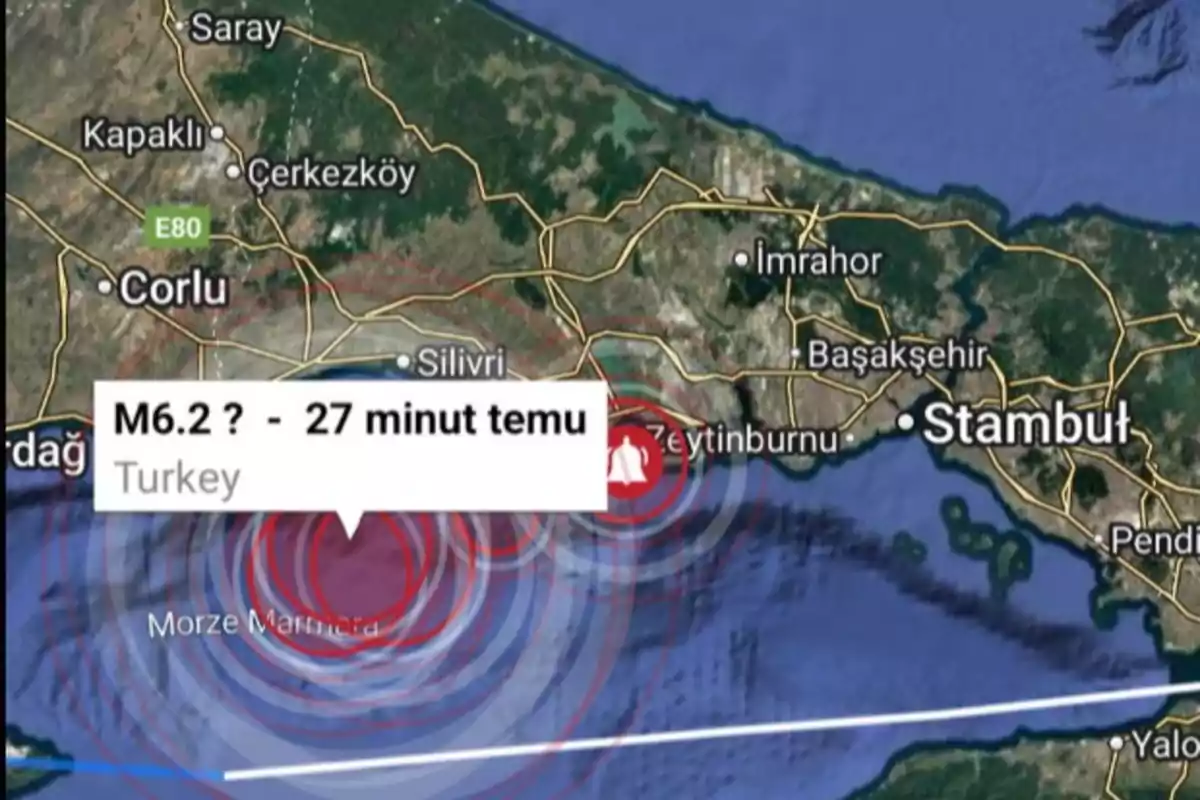 Mapa que muestra un posible terremoto de magnitud 6.2 en el Mar de Mármara cerca de Estambul, Turquía, con un aviso de alerta y círculos concéntricos indicando la ubicación del epicentro. Mapa que muestra un posible terremoto de magnitud 6.2 en el Mar de Mármara cerca de Estambul, Turquía, con un aviso de alerta y círculos concéntricos indicando la ubicación del epicentro.
