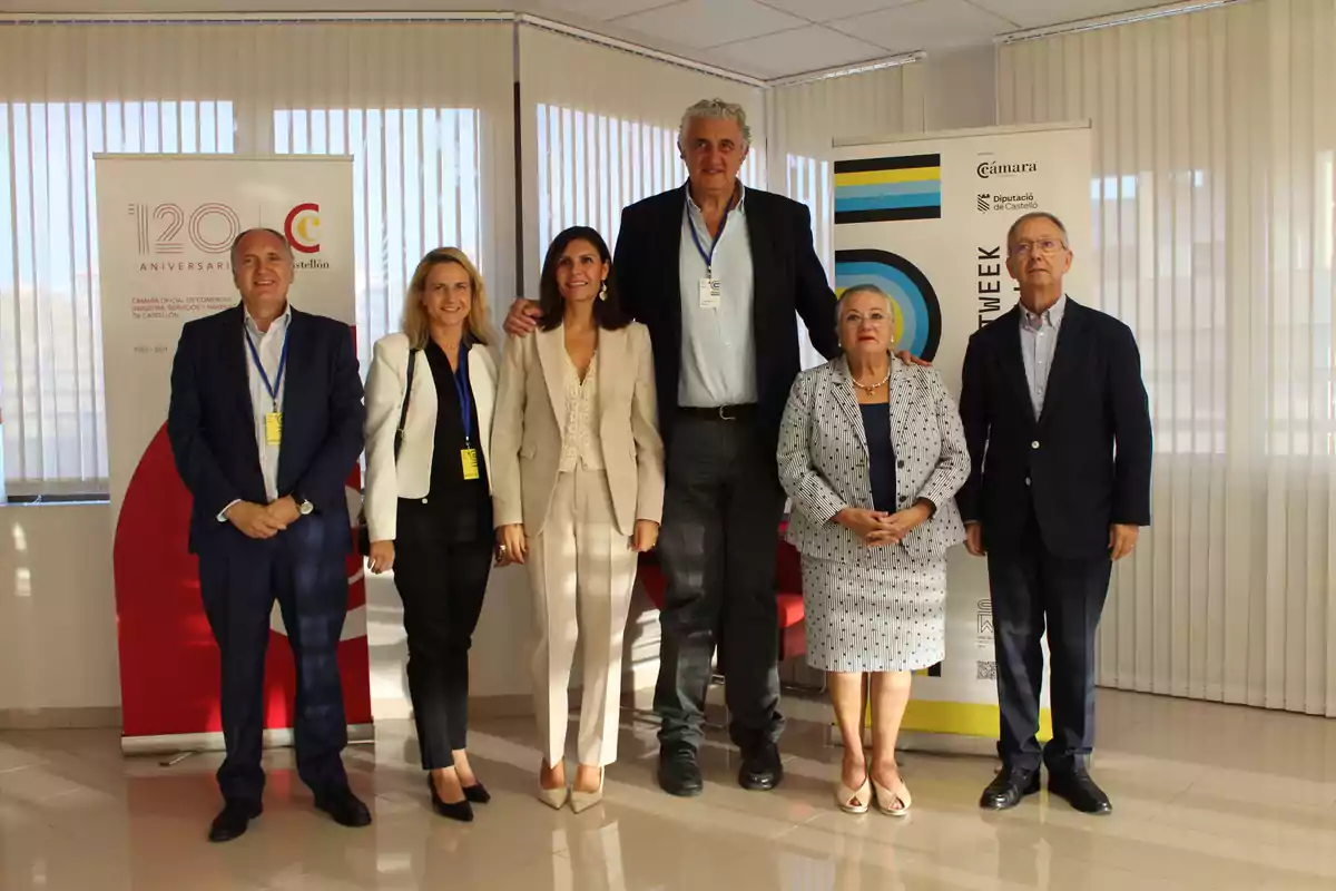 La vicepresidenta de la institución provincial y responsable del Área Económica, María Ángeles Pallarés, junto a Fernado Romay en la presentación